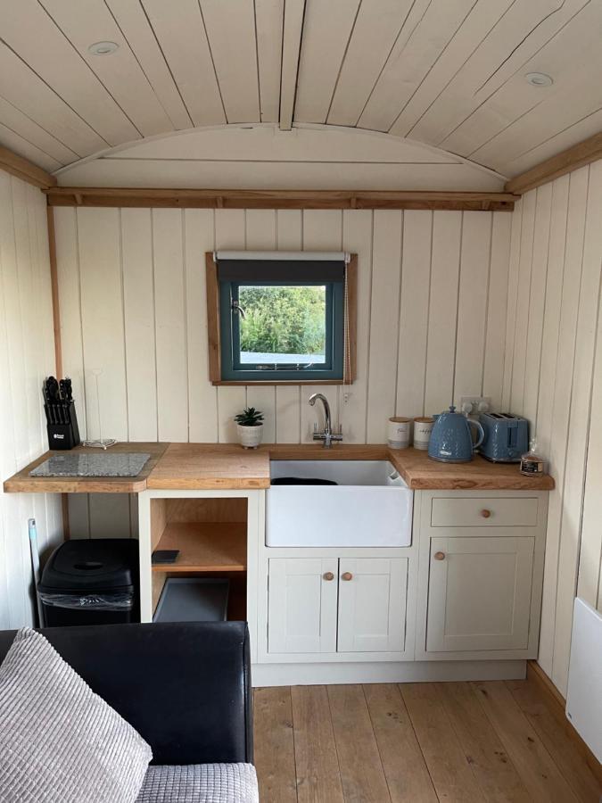 The Shepards Hut Apartment Llwyn-Dafydd Екстериор снимка